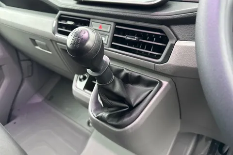 CX75JXK Volkswagen Crafter 2.0 TDI CR35 Commerce FWD MWB High Roof Euro 6 (s/s) 5dr Thumbnail #23