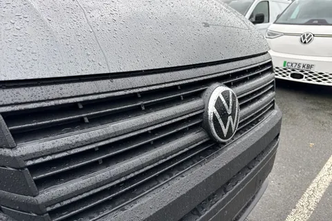 CX75JXK Volkswagen Crafter 2.0 TDI CR35 Commerce FWD MWB High Roof Euro 6 (s/s) 5dr Thumbnail #25