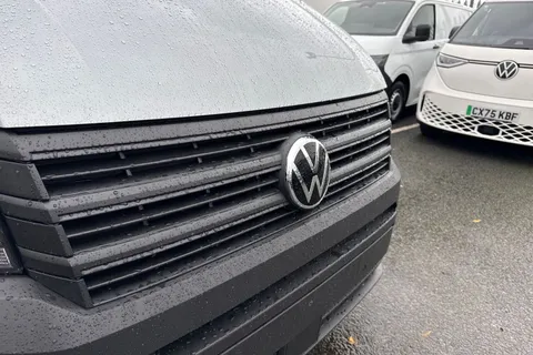 CX75JWD Volkswagen Crafter 2.0 TDI CR35 Commerce FWD MWB High Roof Euro 6 (s/s) 5dr Thumbnail #25