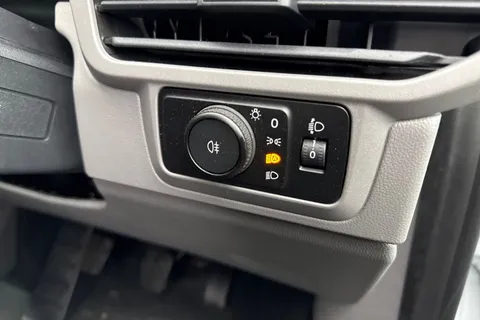 CX25LLO Volkswagen Transporter 2.0 TDI T32 Commerce Plus FWD SWB Euro 6 (s/s) 5dr Thumbnail #28