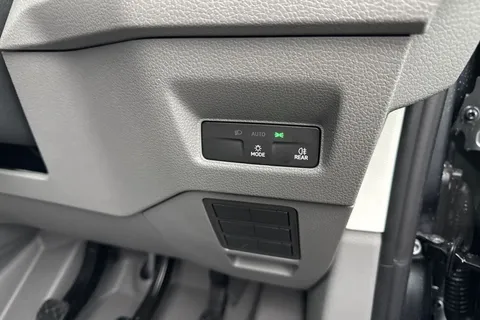 CX75JXK Volkswagen Crafter 2.0 TDI CR35 Commerce FWD MWB High Roof Euro 6 (s/s) 5dr Thumbnail #27
