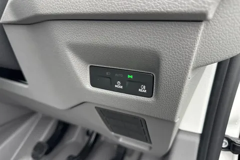 CX75JXL Volkswagen Crafter 2.0 TDI CR30 Commerce FWD MWB High Roof Euro 6 (s/s) 5dr Thumbnail #27