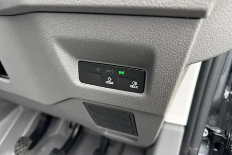 CX75JWZ Volkswagen Crafter 2.0 TDI CR35 Commerce FWD LWB High Roof Euro 6 (s/s) 5dr Thumbnail #27