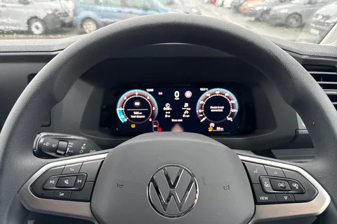 CX75JXK Volkswagen Crafter 2.0 TDI CR35 Commerce FWD MWB High Roof Euro 6 (s/s) 5dr Thumbnail #29