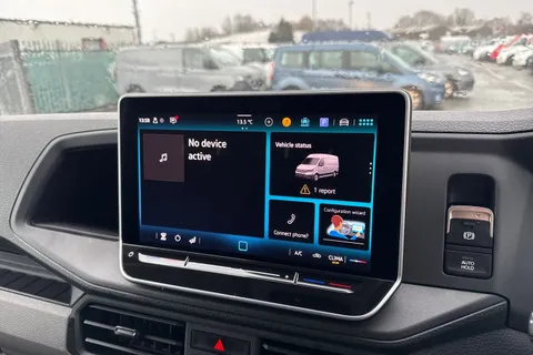 CX75JXK Volkswagen Crafter 2.0 TDI CR35 Commerce FWD MWB High Roof Euro 6 (s/s) 5dr Thumbnail #31