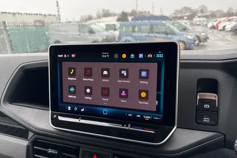 CX75JXK Volkswagen Crafter 2.0 TDI CR35 Commerce FWD MWB High Roof Euro 6 (s/s) 5dr Thumbnail #32