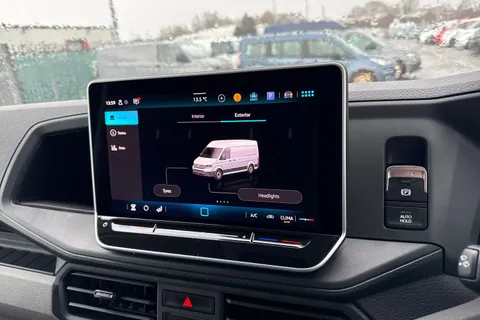 CX75JXK Volkswagen Crafter 2.0 TDI CR35 Commerce FWD MWB High Roof Euro 6 (s/s) 5dr Thumbnail #35