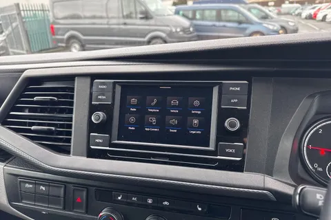 CX74LBO Volkswagen Transporter 2.0 TDI T30 Highline Kombi FWD SWB Euro 6 (s/s) 5dr Thumbnail #36