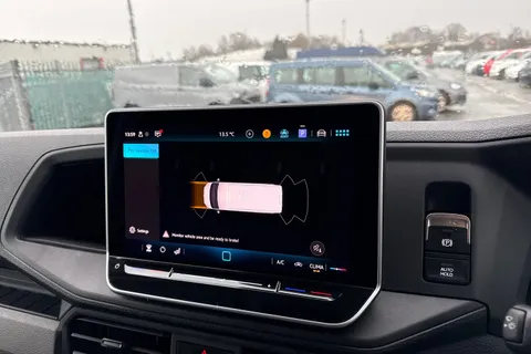 CX75JXK Volkswagen Crafter 2.0 TDI CR35 Commerce FWD MWB High Roof Euro 6 (s/s) 5dr Thumbnail #36