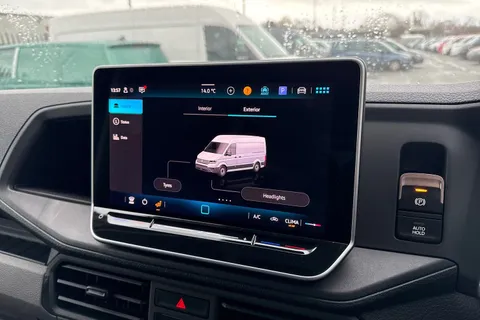 CX75JXS Volkswagen Crafter 2.0 TDI CR35 Commerce FWD LWB High Roof Euro 6 (s/s) 5dr Thumbnail #36