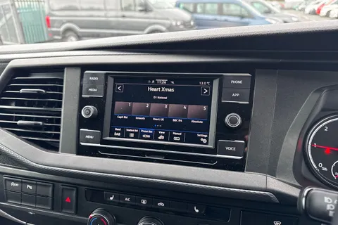 CX74LBO Volkswagen Transporter 2.0 TDI T30 Highline Kombi FWD SWB Euro 6 (s/s) 5dr Thumbnail #37