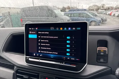 CX75JXL Volkswagen Crafter 2.0 TDI CR30 Commerce FWD MWB High Roof Euro 6 (s/s) 5dr Thumbnail #38