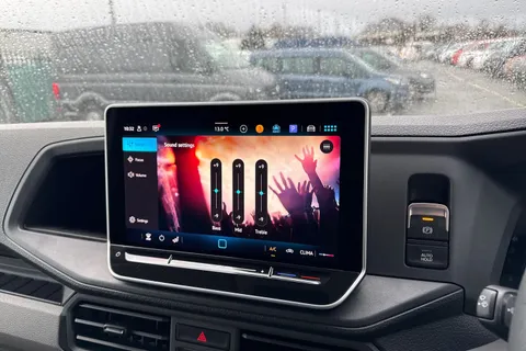 CX75JWZ Volkswagen Crafter 2.0 TDI CR35 Commerce FWD LWB High Roof Euro 6 (s/s) 5dr Thumbnail #39