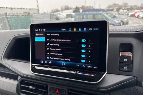 CX75JXK Volkswagen Crafter 2.0 TDI CR35 Commerce FWD MWB High Roof Euro 6 (s/s) 5dr Thumbnail #38