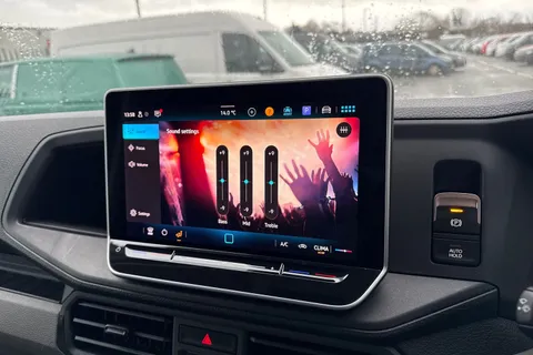 CX75JXS Volkswagen Crafter 2.0 TDI CR35 Commerce FWD LWB High Roof Euro 6 (s/s) 5dr Thumbnail #40