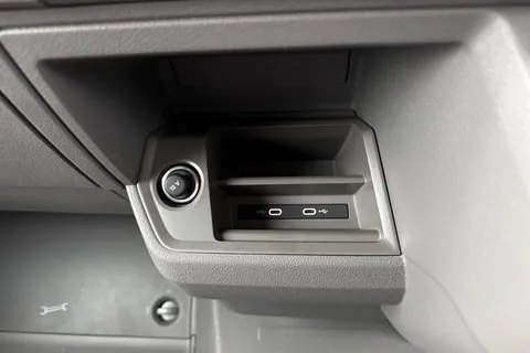 CX75JXL Volkswagen Crafter 2.0 TDI CR30 Commerce FWD MWB High Roof Euro 6 (s/s) 5dr Thumbnail #40