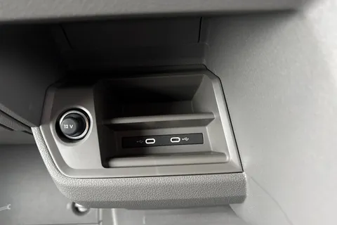 CX75JVY Volkswagen Crafter 2.0 TDI CR35 Commerce Plus Panel Van 5dr Diesel Manual FWD MWB High Roof Euro 6 (s/s) (140 ps) Thumbnail #40