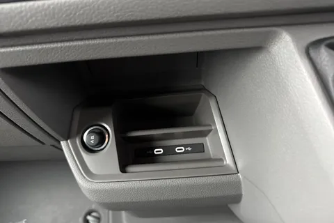 CX75JXK Volkswagen Crafter 2.0 TDI CR35 Commerce FWD MWB High Roof Euro 6 (s/s) 5dr Thumbnail #40