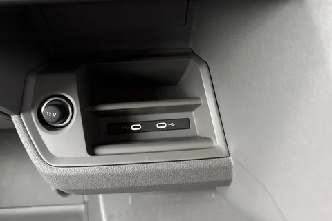 CX75JXS Volkswagen Crafter 2.0 TDI CR35 Commerce FWD LWB High Roof Euro 6 (s/s) 5dr Thumbnail #41