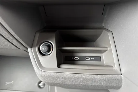 CX75JWD Volkswagen Crafter 2.0 TDI CR35 Commerce FWD MWB High Roof Euro 6 (s/s) 5dr Thumbnail #40