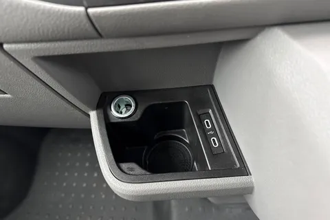 CX74LBO Volkswagen Transporter 2.0 TDI T30 Highline Kombi FWD SWB Euro 6 (s/s) 5dr Thumbnail #42