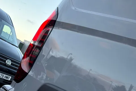 BW25AVX Volkswagen Transporter 2.0 TDI 150 Commerce Plus Van Auto-Off Road Styling Thumbnail #34