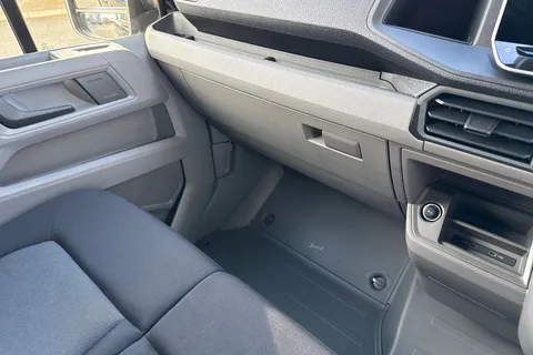 19 of 57 for Volkswagen Crafter CR30 Commerce MWB 140 PS FWD - MY25/Bus Pack/Rear Camera/Step