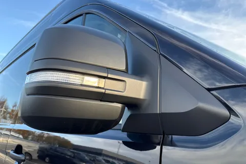 25 of 57 for Volkswagen Crafter CR30 Commerce MWB 140 PS FWD - MY25/Bus Pack/Rear Camera/Step