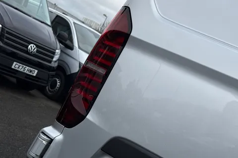 BG25EDR Volkswagen Transporter 2.0 TDI 150 Commerce Plus Van Auto Thumbnail #34