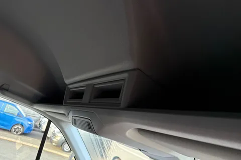 32 of 57 for Volkswagen Crafter CR30 Commerce MWB 140 PS FWD - MY25/Bus Pack/Rear Camera/Step