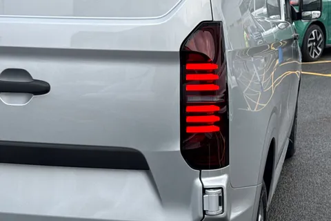 BG25EDR Volkswagen Transporter 2.0 TDI 150 Commerce Plus Van Auto Thumbnail #38