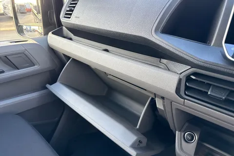 35 of 57 for Volkswagen Crafter CR30 Commerce MWB 140 PS FWD - MY25/Bus Pack/Rear Camera/Step