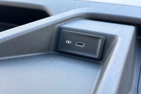 38 of 57 for Volkswagen Crafter CR30 Commerce MWB 140 PS FWD - MY25/Bus Pack/Rear Camera/Step