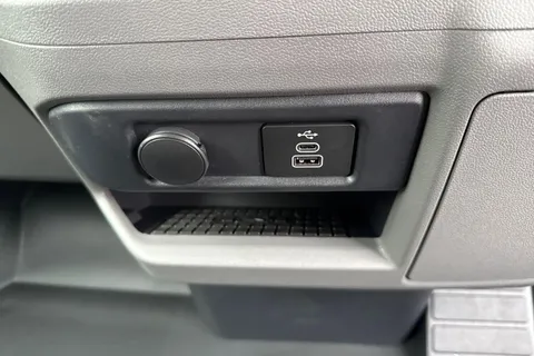 CX75HYH Volkswagen Transporter 2.0 TDI 170 Commerce Pro Van Auto Thumbnail #35