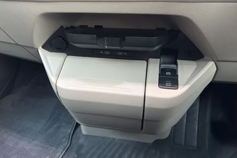 PL72WHR Volkswagen Multivan 1.4 TSI eHybrid Style 5dr DSG Thumbnail #35