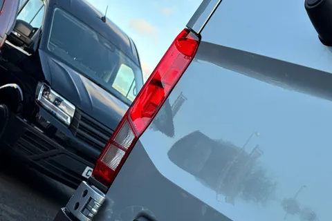 BT75EKG Volkswagen Crafter 2.0 TDI 140PS Commerce Plus High Roof Auto-Twin Slider Thumbnail #35