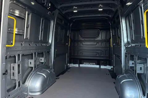 BT75EKG Volkswagen Crafter 2.0 TDI 140PS Commerce Plus High Roof Auto-Twin Slider Thumbnail #42