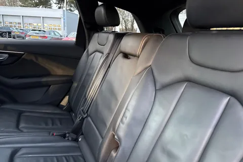 19 of 59 for Audi Q7 Black Edition 55 TFSI quattro 340 PS tiptronic