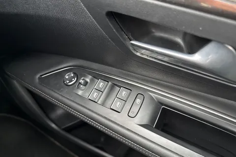 BJ72RBF PEUGEOT 3008 1.6 13.2kWh GT Premium e-EAT Euro 6 (s/s) 5dr Thumbnail #43