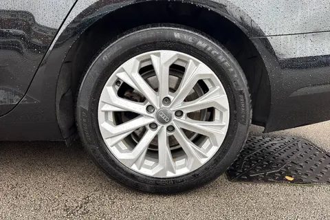 OY67GOJ Audi A4 Avant 2.0 TDI ultra SE Euro 6 (s/s) 5dr Thumbnail #12