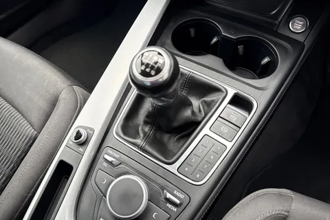 OY67GOJ Audi A4 Avant 2.0 TDI ultra SE Euro 6 (s/s) 5dr Thumbnail #22