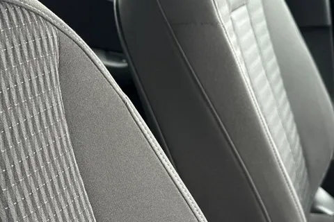 OY67GOJ Audi A4 Avant 2.0 TDI ultra SE Euro 6 (s/s) 5dr Thumbnail #36