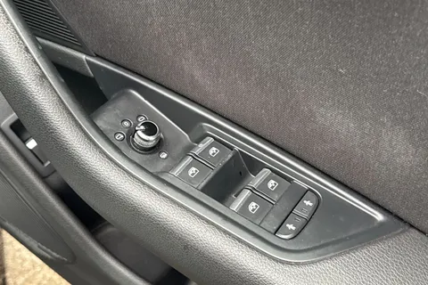 OY67GOJ Audi A4 Avant 2.0 TDI ultra SE Euro 6 (s/s) 5dr Thumbnail #39