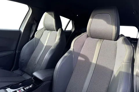 SD72WJL PEUGEOT e-2008 50kWh GT Auto 5dr (7kW Charger) Thumbnail #15