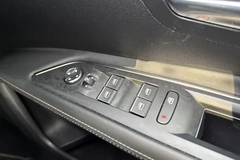 SD71JKU PEUGEOT 3008 1.6 13.2kWh GT e-EAT Euro 6 (s/s) 5dr Thumbnail #40