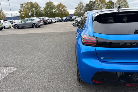 DF75OMG PEUGEOT e-208 51kWh GT Premium Auto 5dr (7.4kW Charger) Thumbnail #30