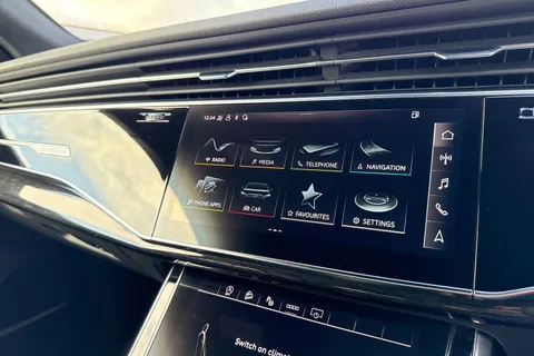 36 of 59 for Audi Q8 Black Edition 55 TFSI quattro 340 PS tiptronic