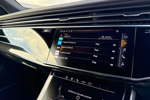 37 of 59 for Audi Q8 Black Edition 55 TFSI quattro 340 PS tiptronic