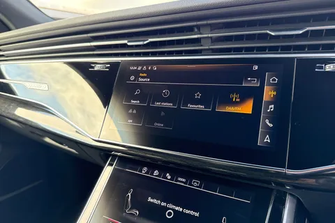 38 of 59 for Audi Q8 Black Edition 55 TFSI quattro 340 PS tiptronic