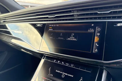 40 of 59 for Audi Q8 Black Edition 55 TFSI quattro 340 PS tiptronic